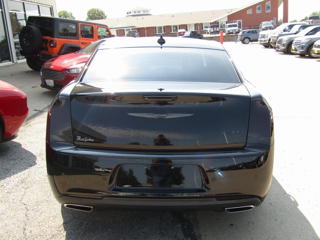2021 Chrysler 300 Touring photo 3