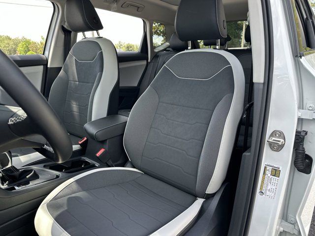 2025 Volkswagen Taos SE photo 3