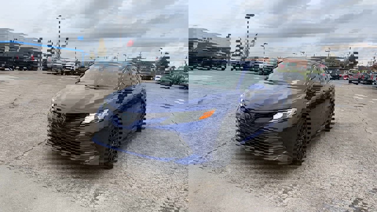 2018 Toyota Camry Hybrid XLE photo 2