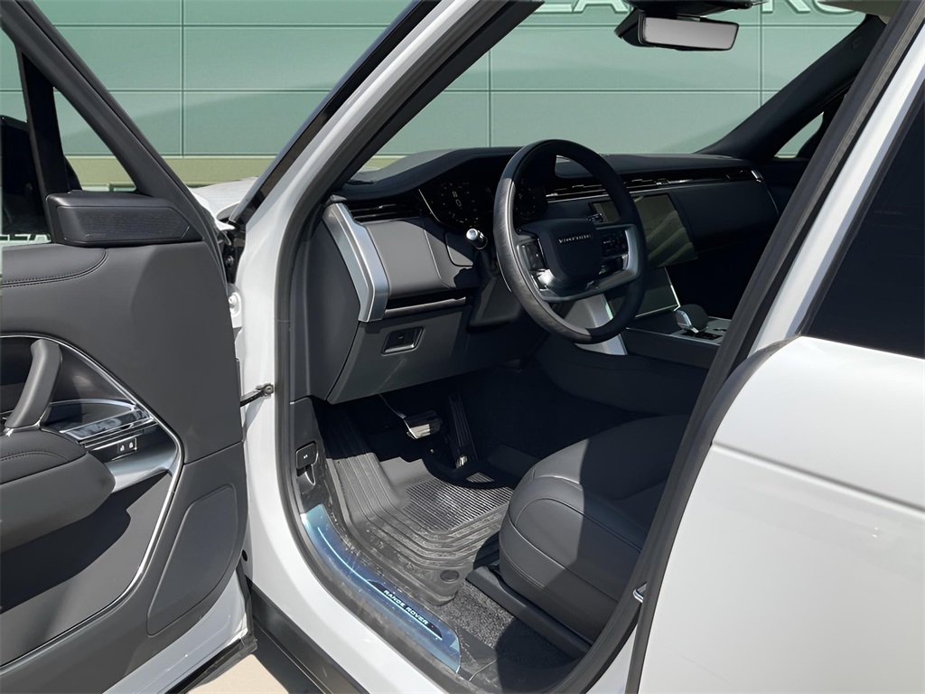 2025 Land Rover Range Rover SE photo 12