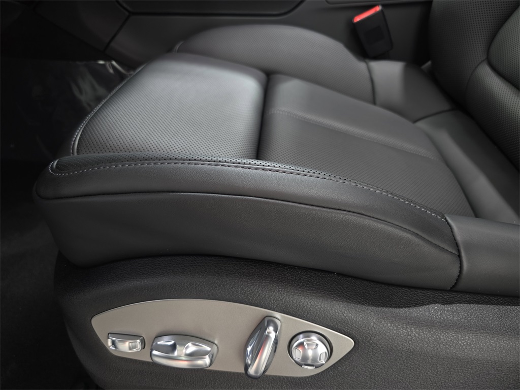 2026 Porsche Macan T photo 22