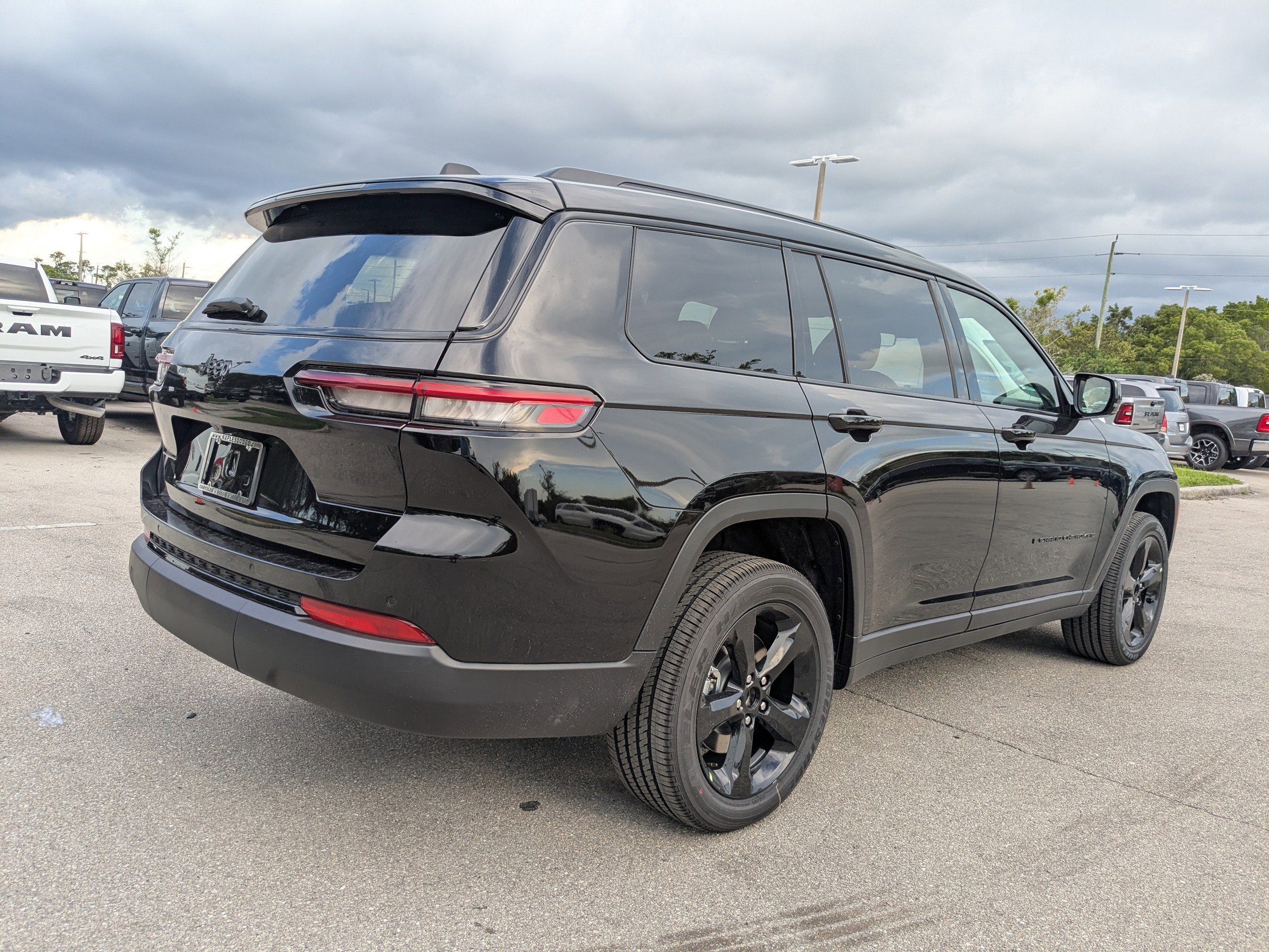 2025 Jeep Grand Cherokee Altitude photo 3