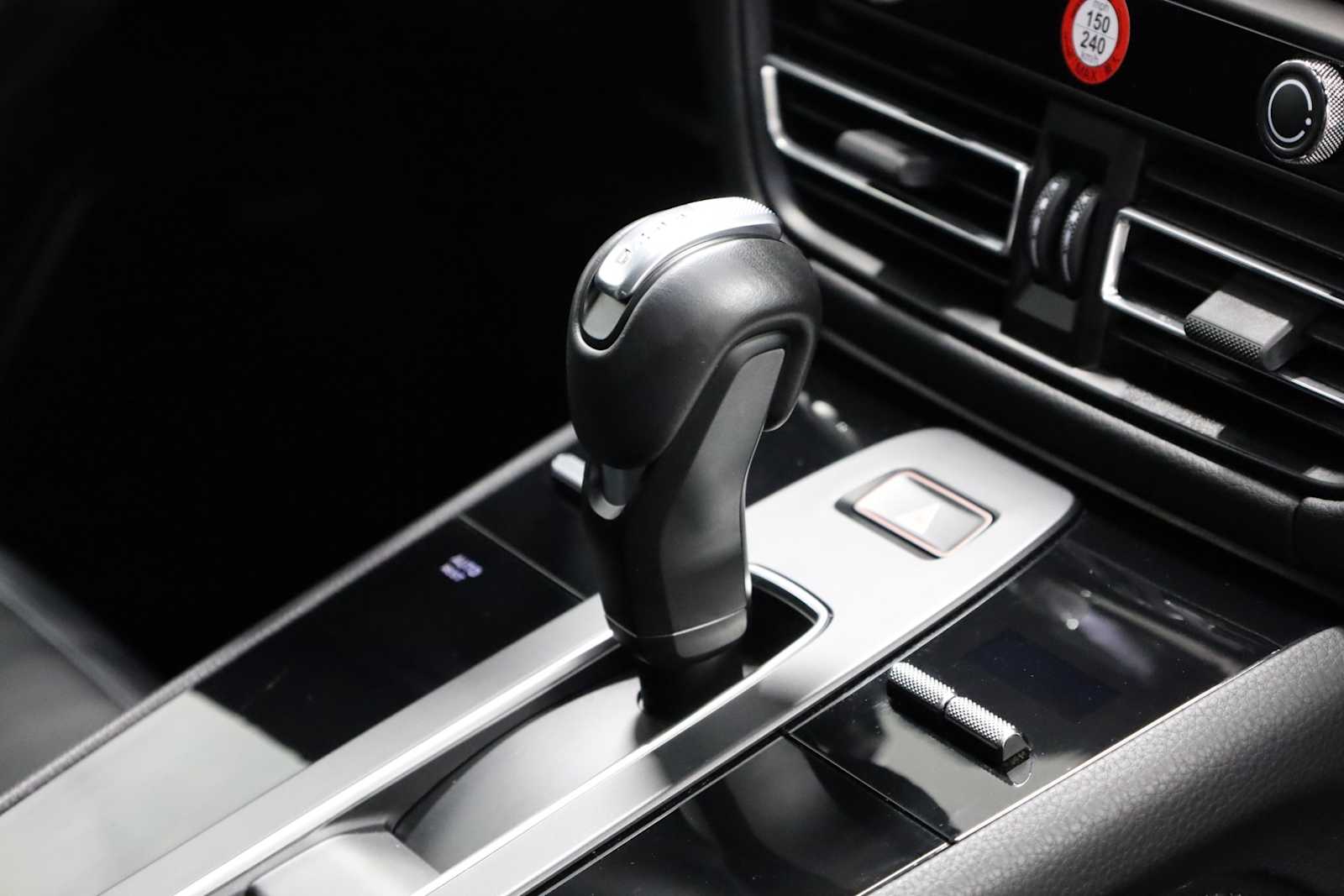 2024 Porsche Macan T photo 18