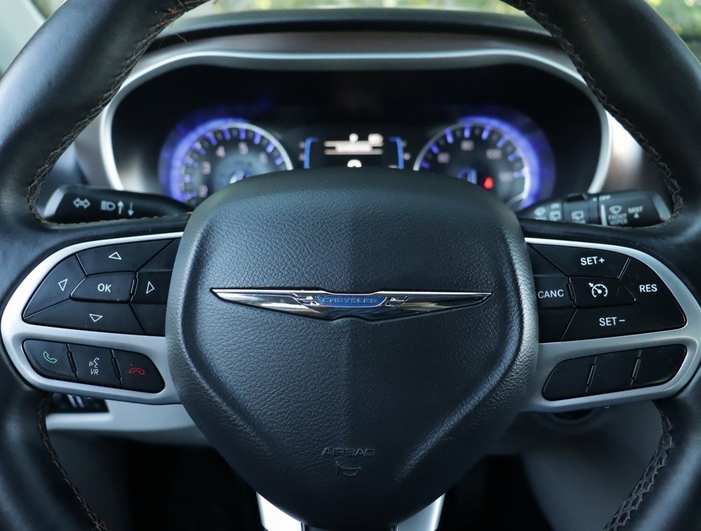 2017 Chrysler Pacifica Touring L photo 11