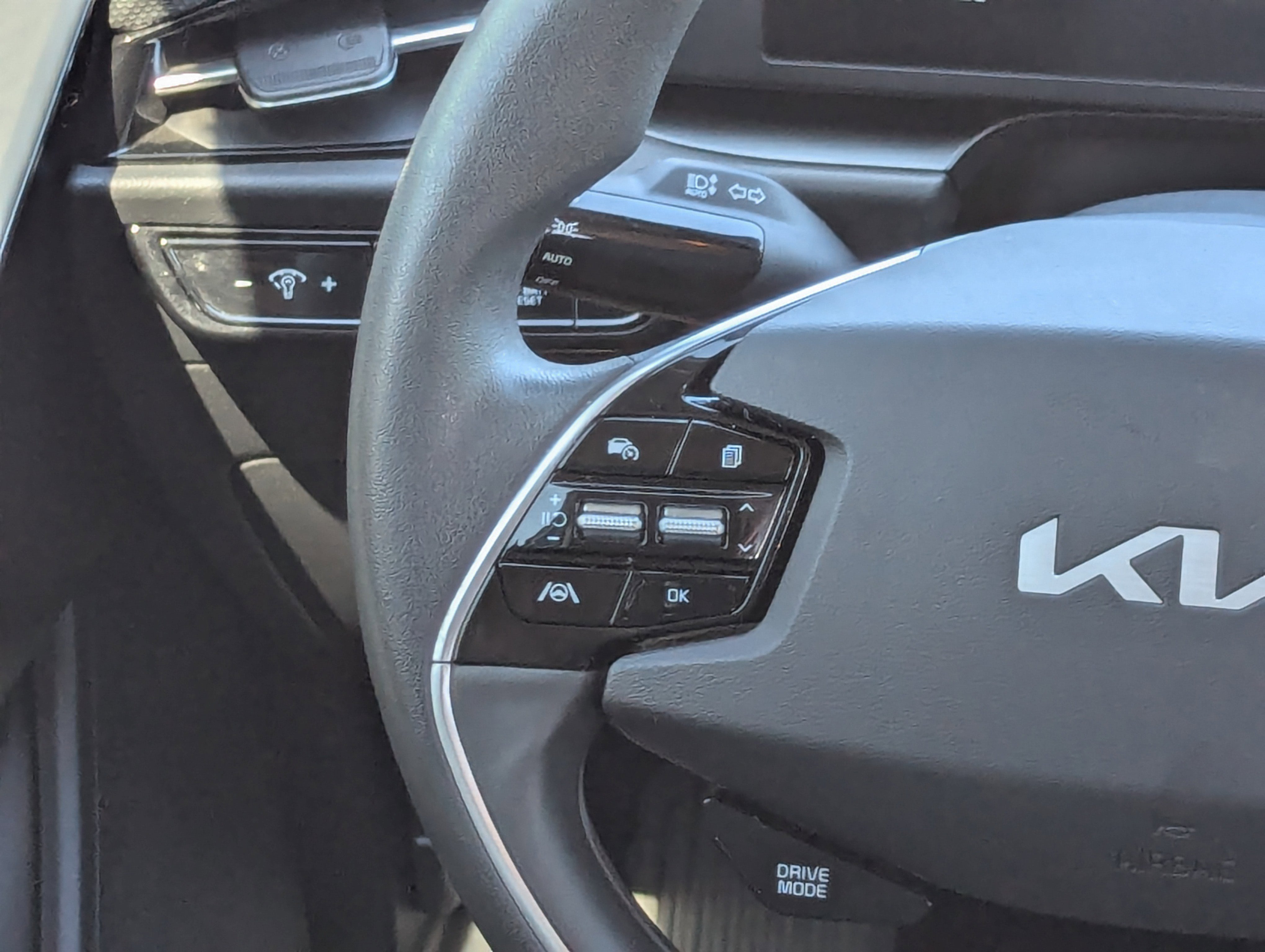2024 Kia Niro LX photo 3