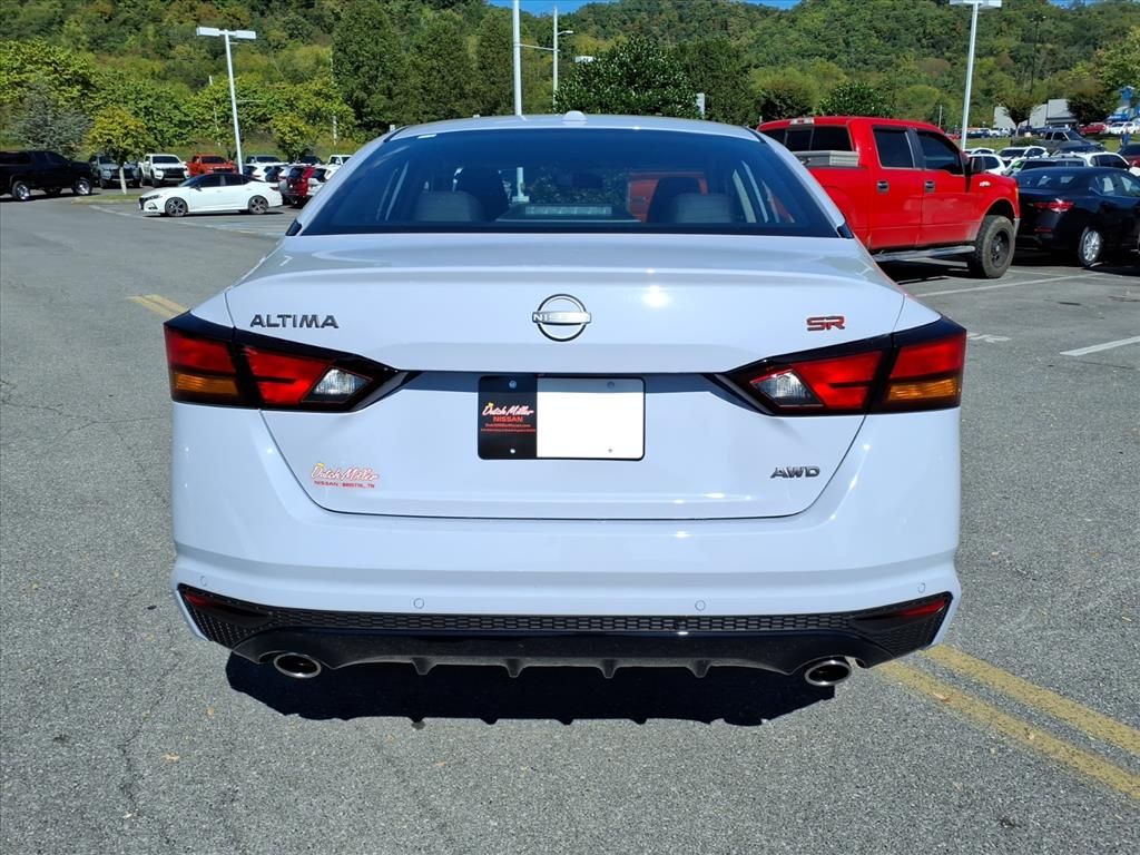 2025 Nissan Altima SR photo 4