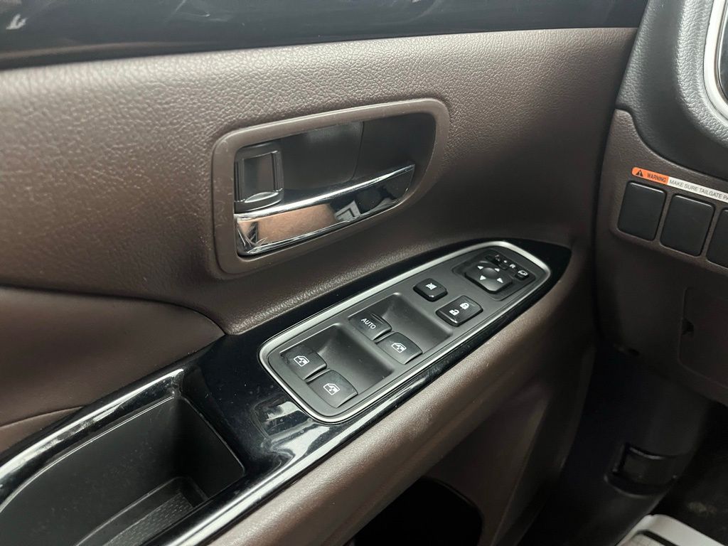 2018 Mitsubishi Outlander PHEV SEL photo 17