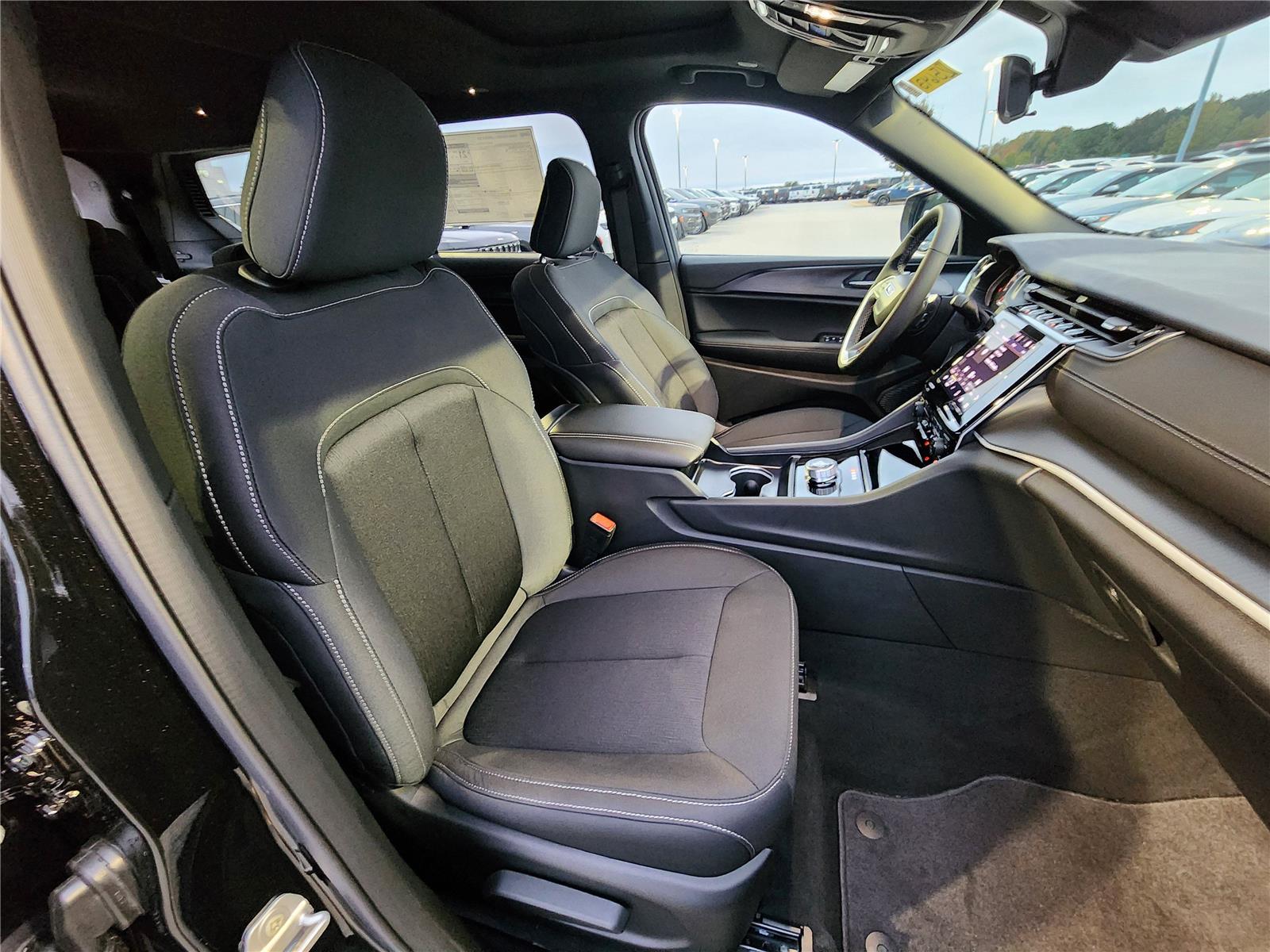 2025 Jeep Grand Cherokee Laredo X photo 4