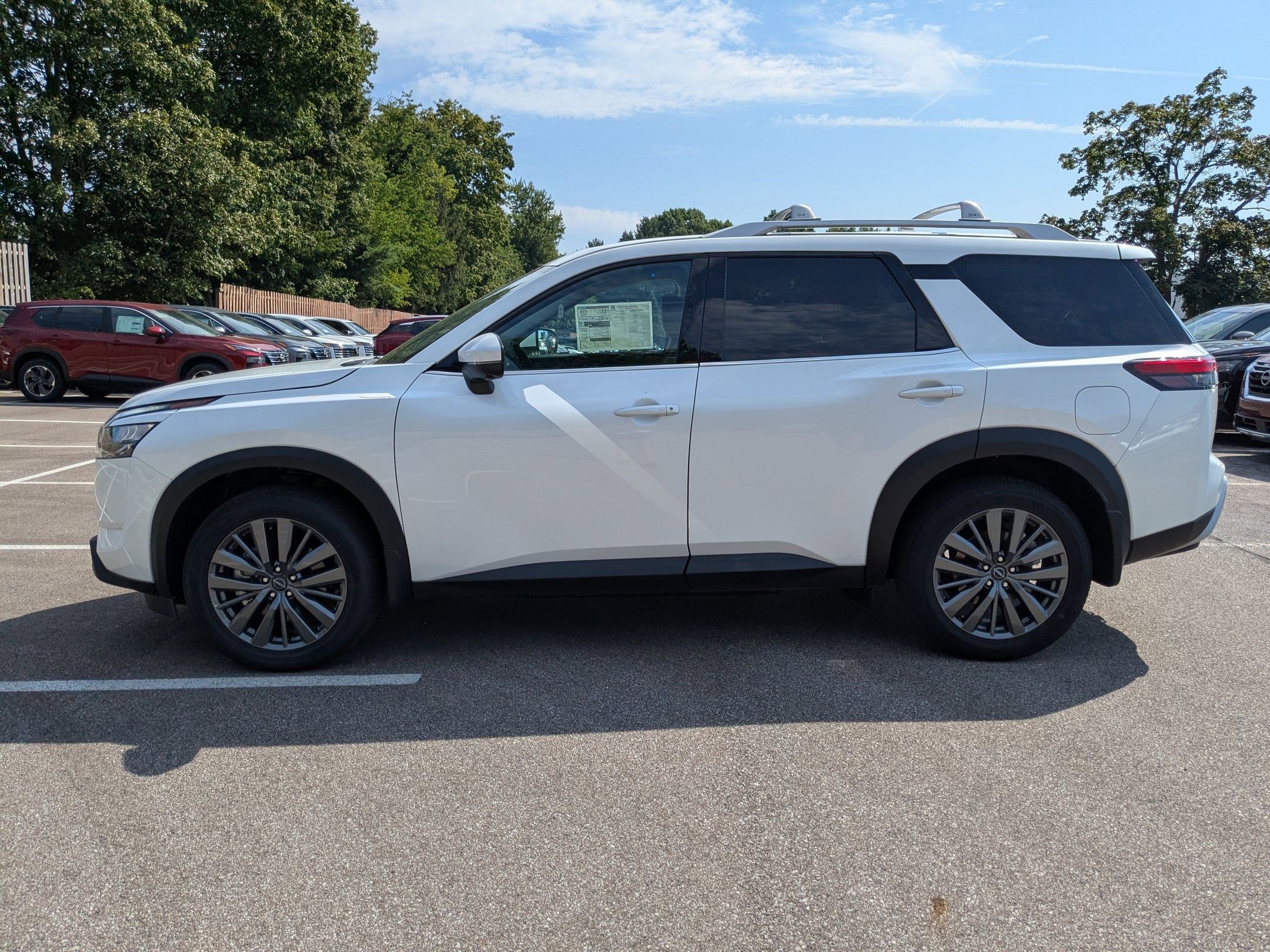 2025 Nissan Pathfinder SL photo 8
