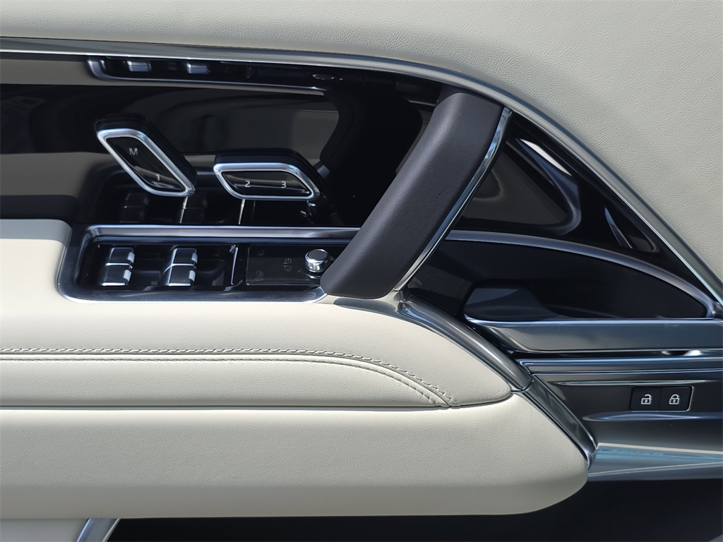 2025 Land Rover Range Rover SE photo 26