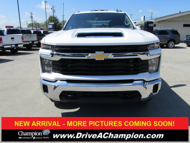 2024 Chevrolet Silverado LT photo 2