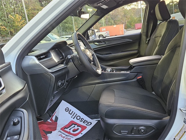 2025 Jeep Grand Cherokee Laredo photo 3