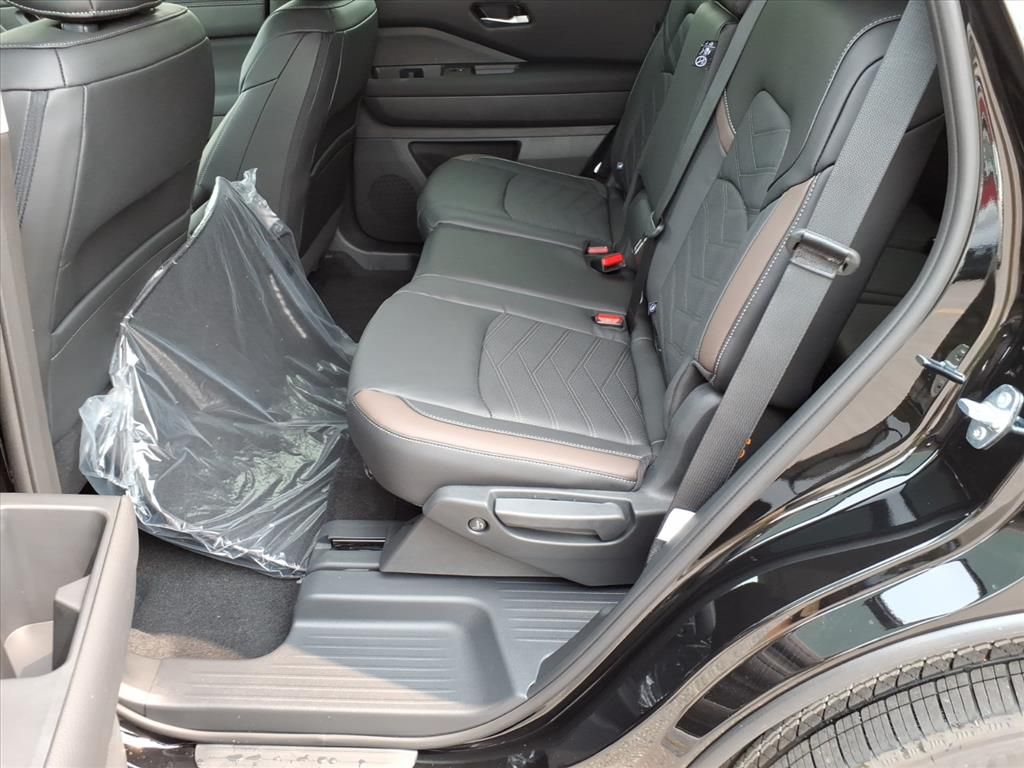 2025 Nissan Pathfinder Platinum photo 8