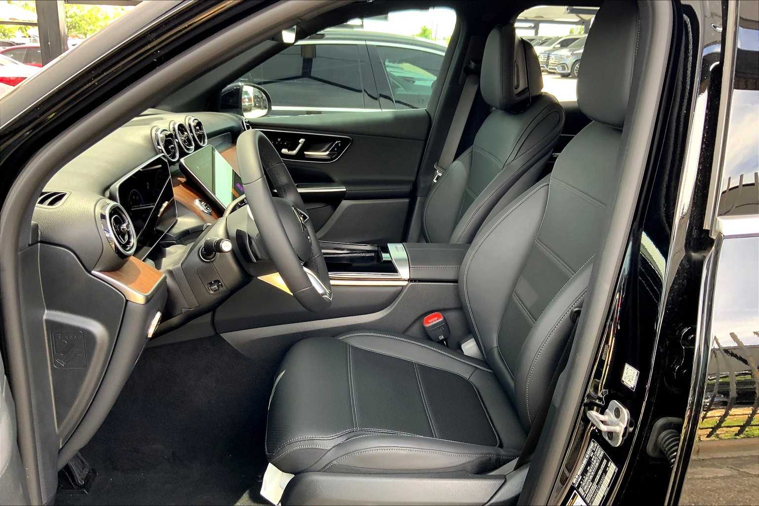 2025 Mercedes Benz GLC 300 photo 17