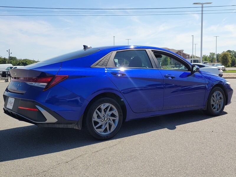 2024 Hyundai Elantra SEL photo 2