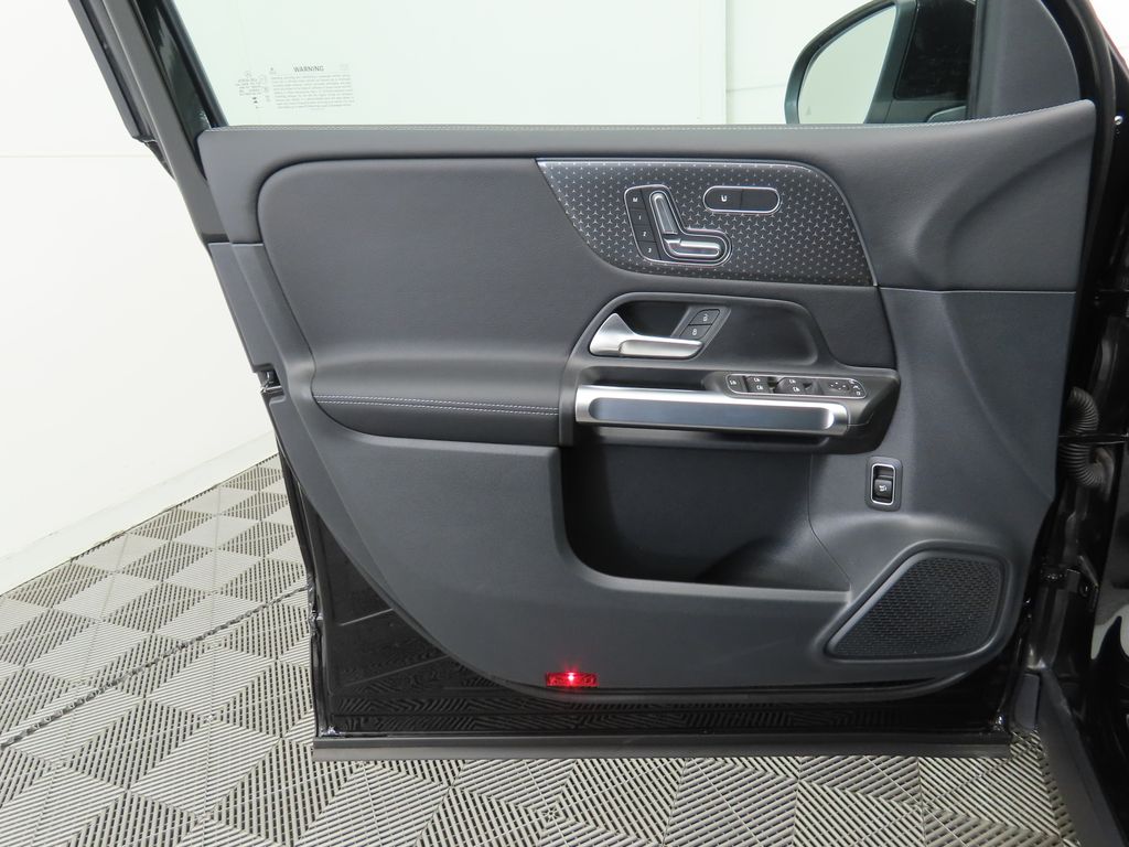 2025 Mercedes Benz GLB 250 photo 24