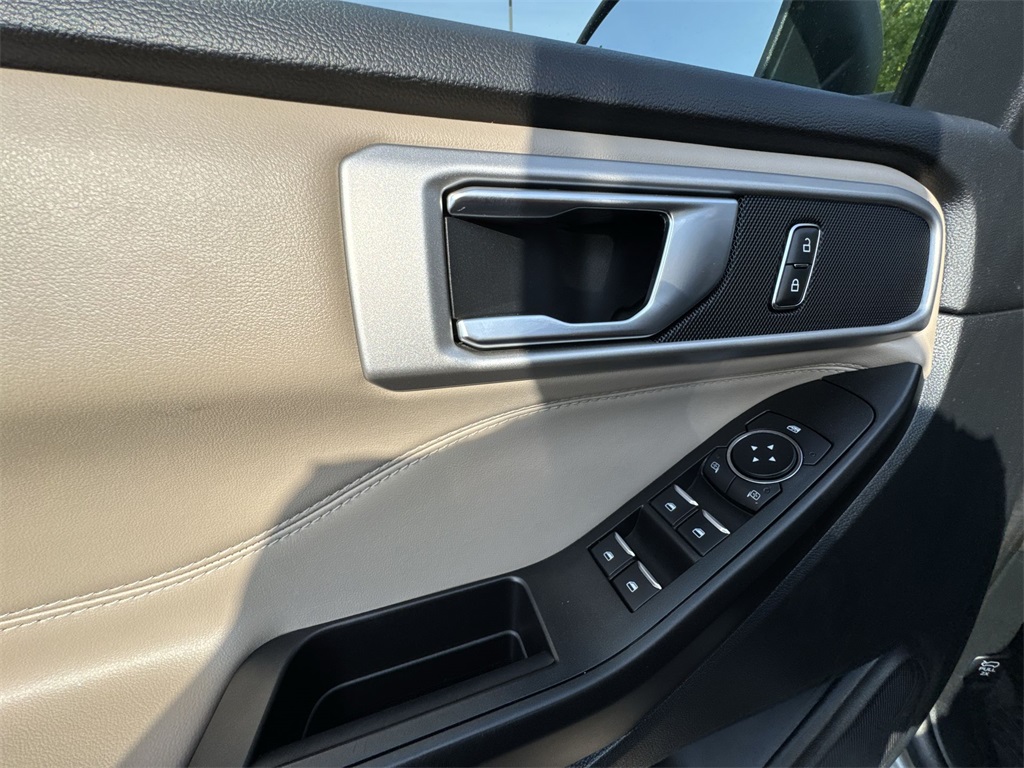 2020 Ford Explorer XLT photo 13