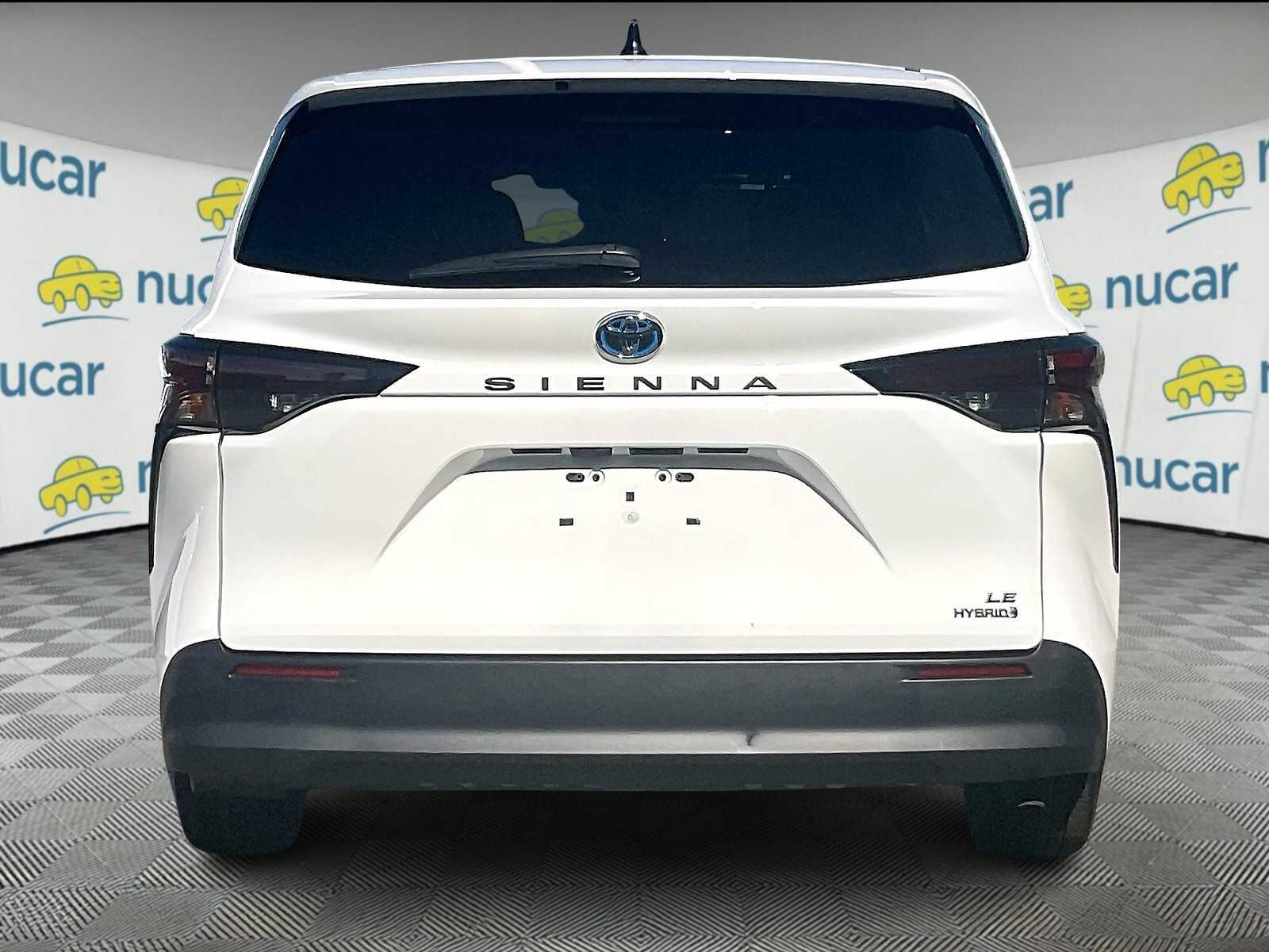 2024 Toyota Sienna LE photo 5