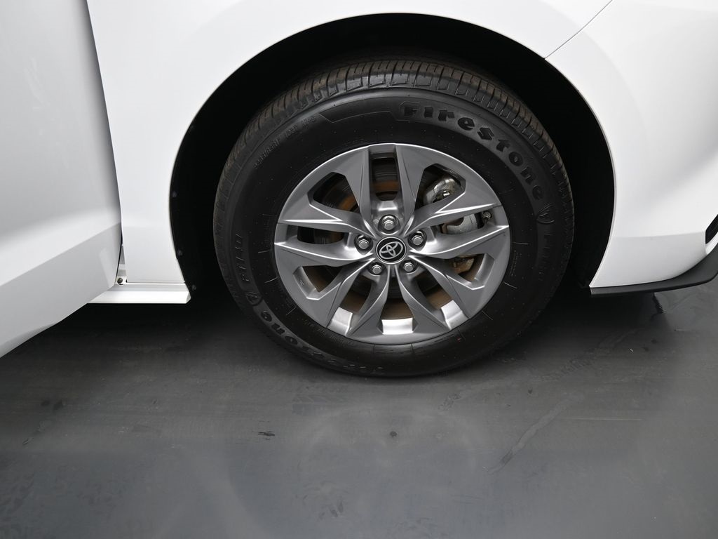 2025 Toyota Sienna LE photo 33
