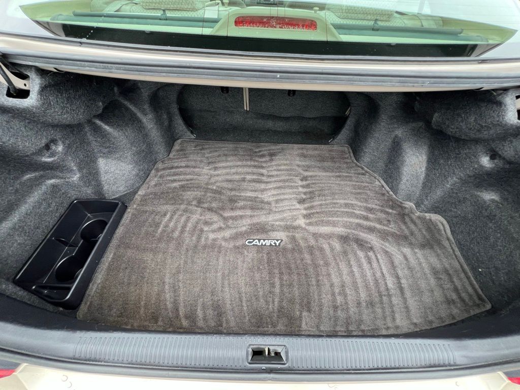 2004 Toyota Camry LE photo 21