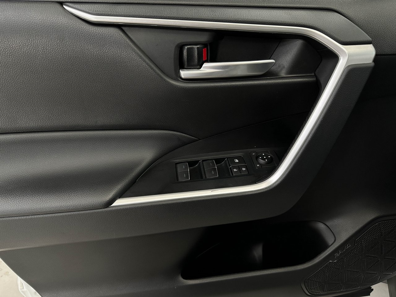 2023 Toyota RAV4 XLE photo 17