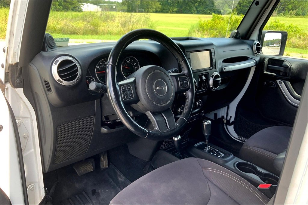 2013 Jeep Wrangler Unlimited Sahara photo 14