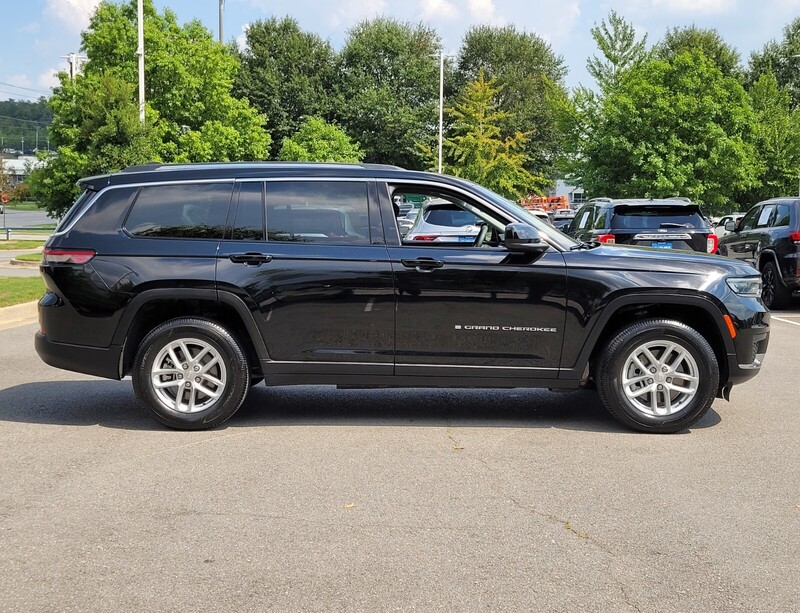 2023 Jeep Grand Cherokee Laredo photo 2