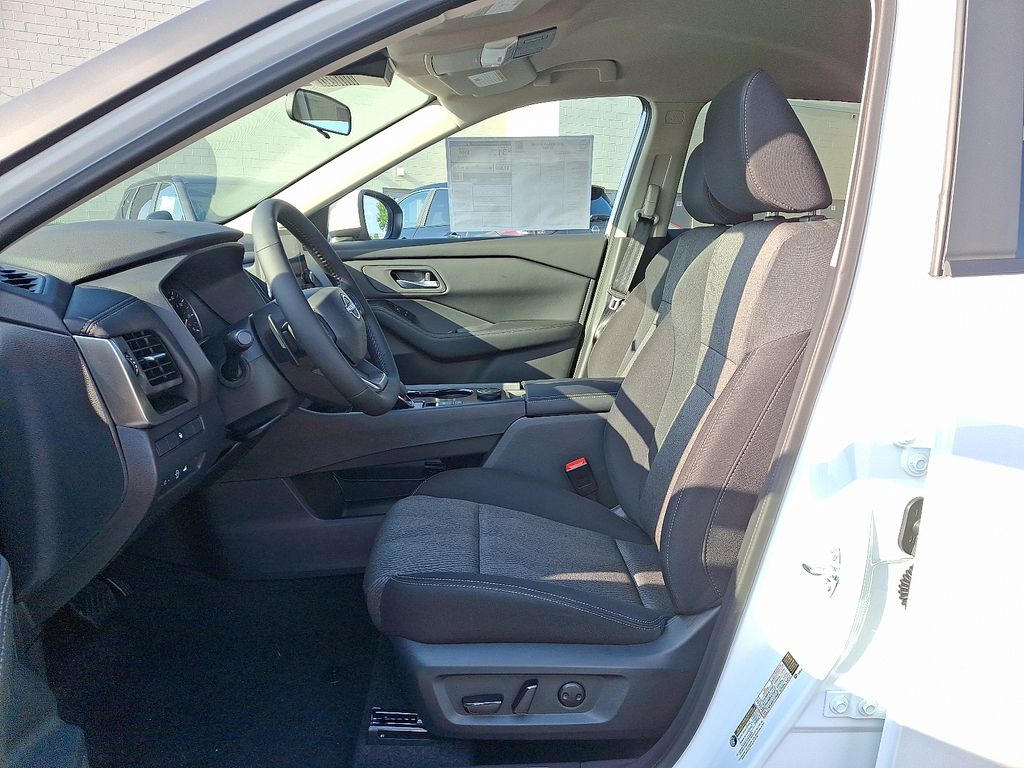 2026 Nissan Rogue SV photo 4