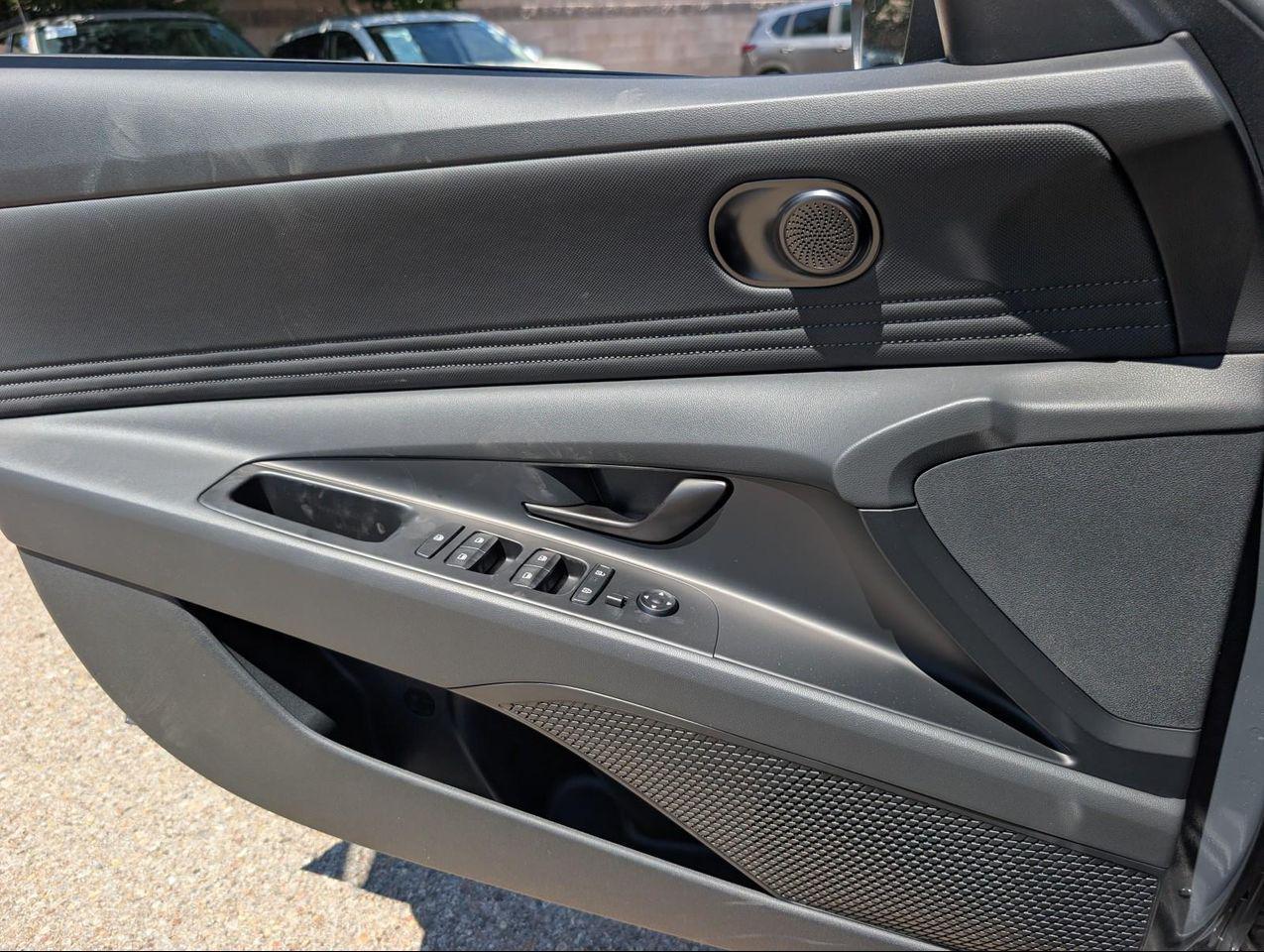 2025 Hyundai Elantra SEL Sport photo 17