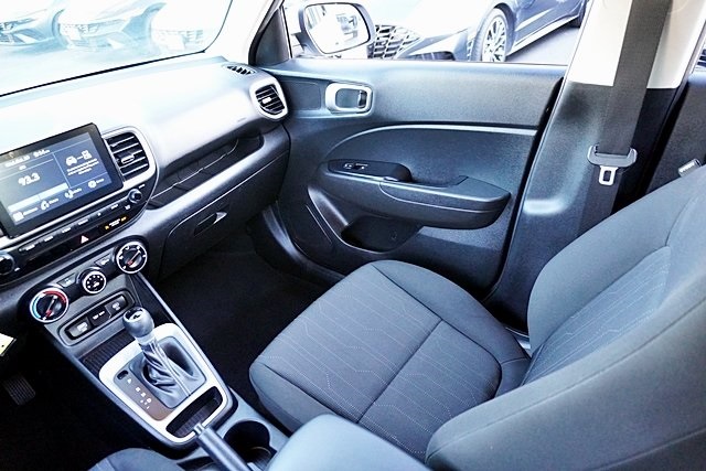 Used 2023 Silver Hyundai SE image 19