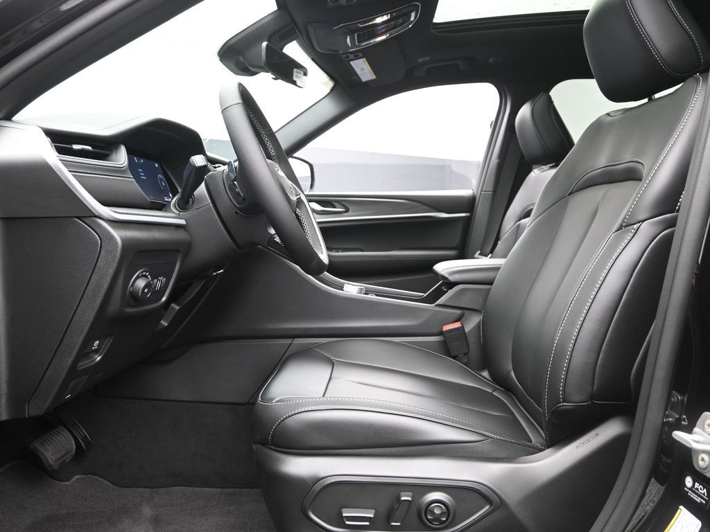 2025 Jeep Grand Cherokee Limited photo 12