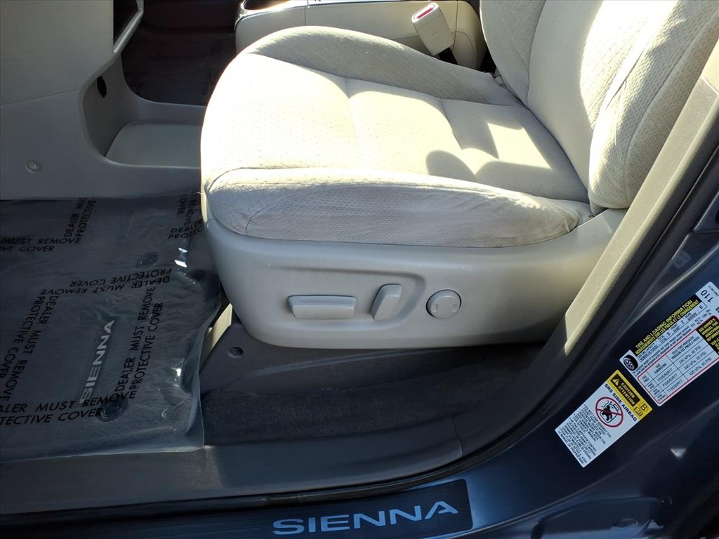 2015 Toyota Sienna LE photo 8