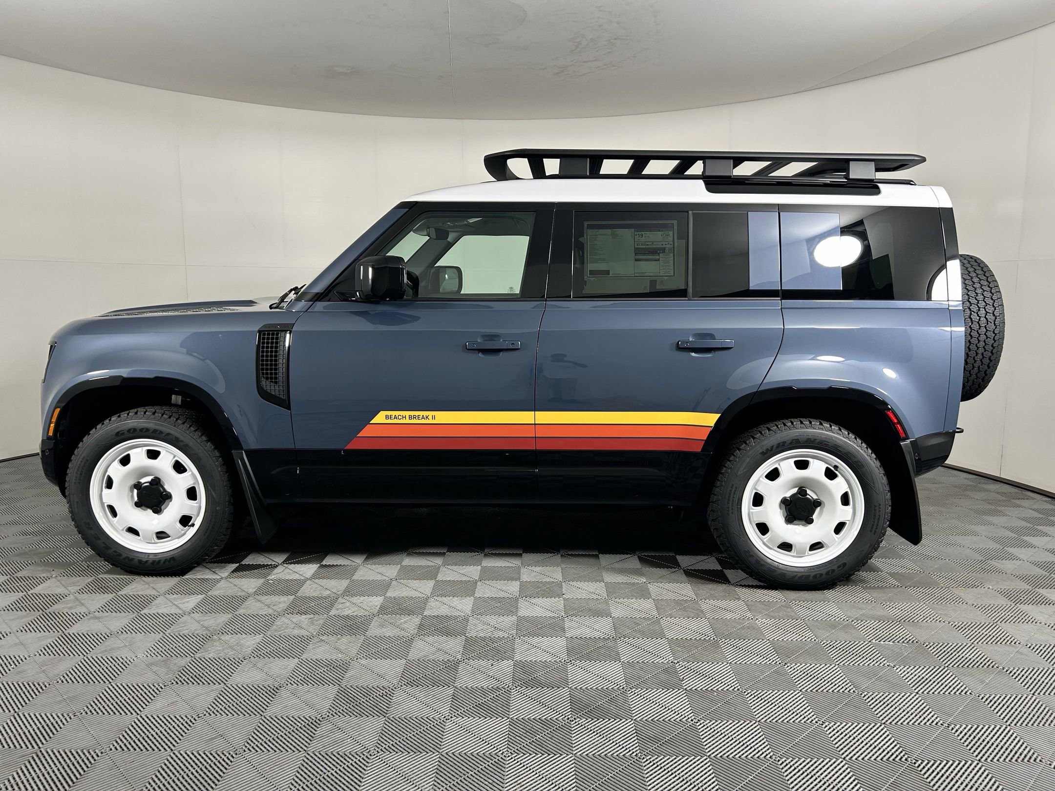 2025 Land Rover Defender 110 S photo 2