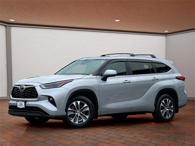 2023 Toyota Highlander XLE photo 2
