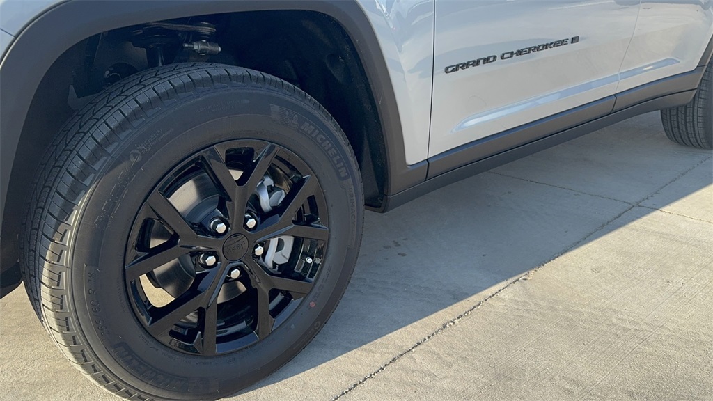 2025 Jeep Grand Cherokee Laredo Altitude photo 8