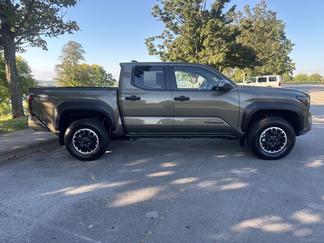 2024 Toyota Tacoma TRD Off-Road photo 8