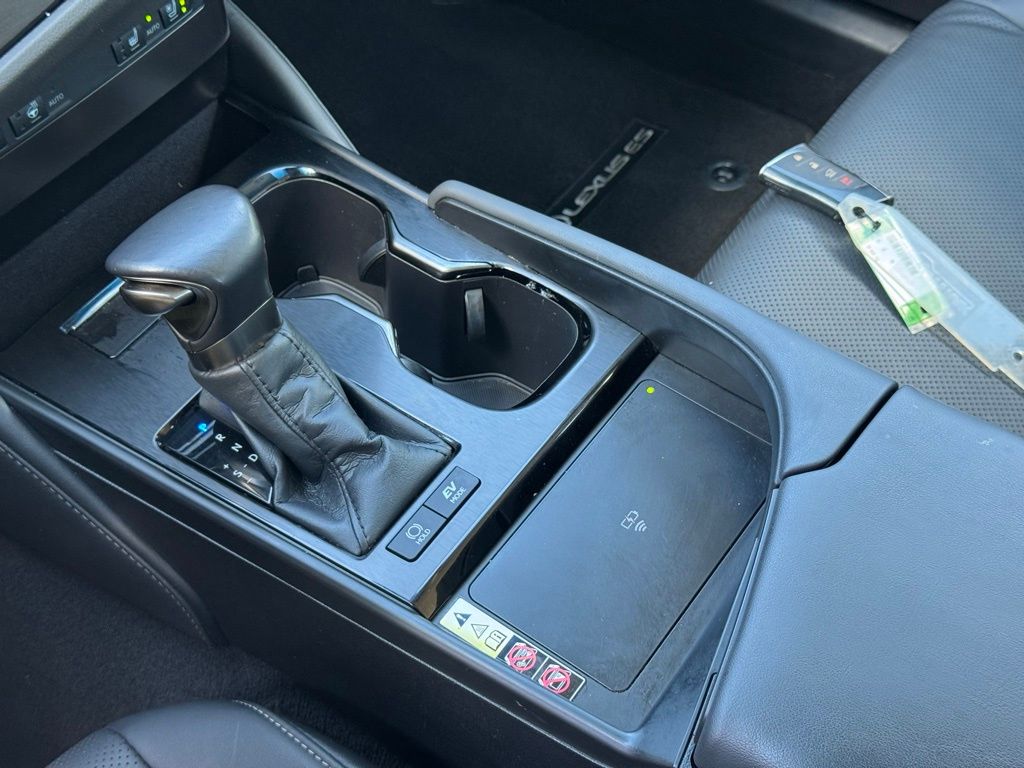 2023 Lexus ES 300h photo 30