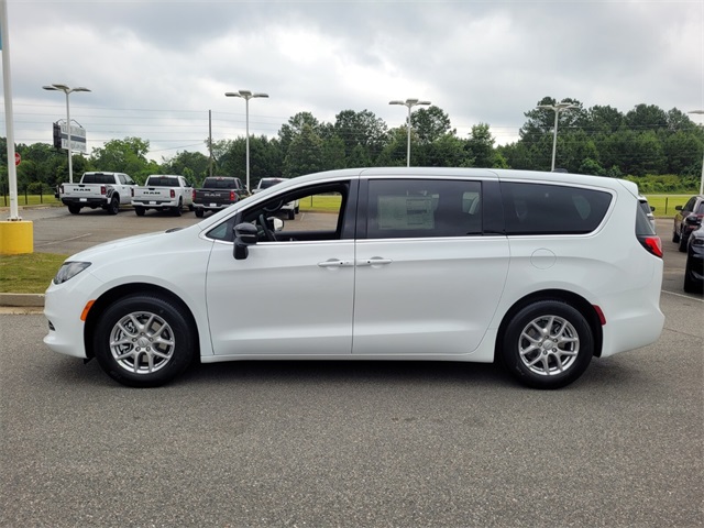 2025 Chrysler Voyager LX photo 3