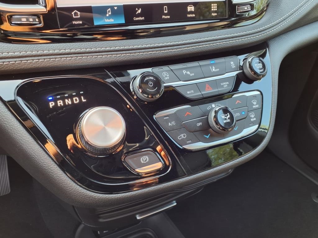 2026 Chrysler Pacifica photo 18