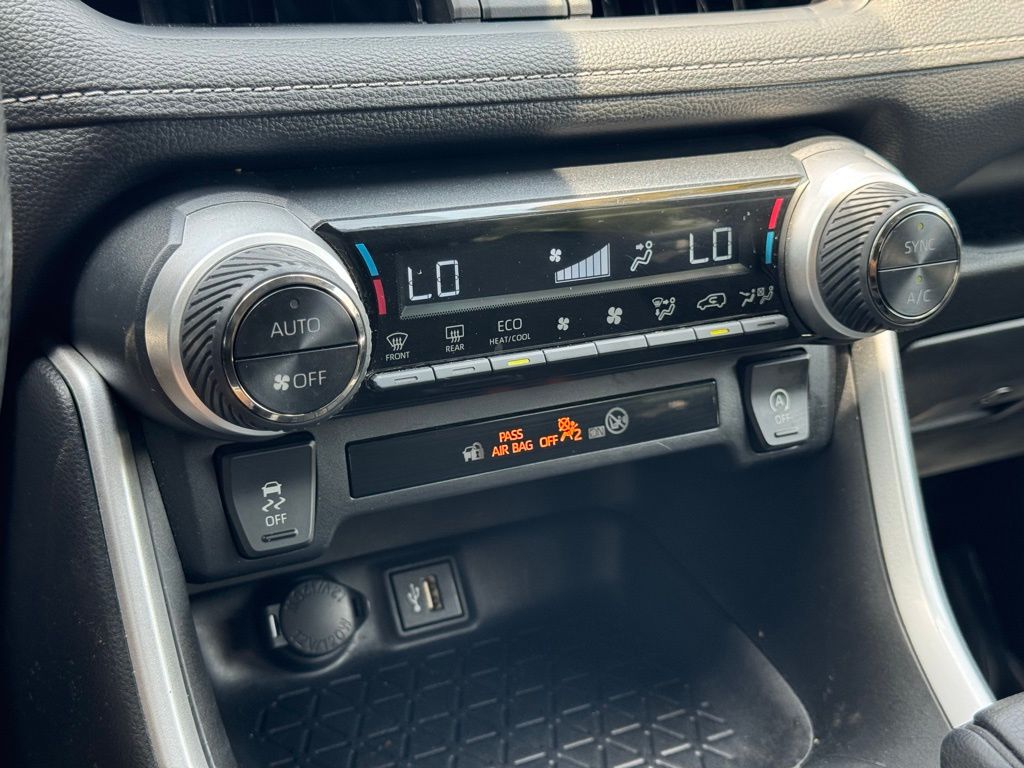 2023 Toyota RAV4 XLE photo 27