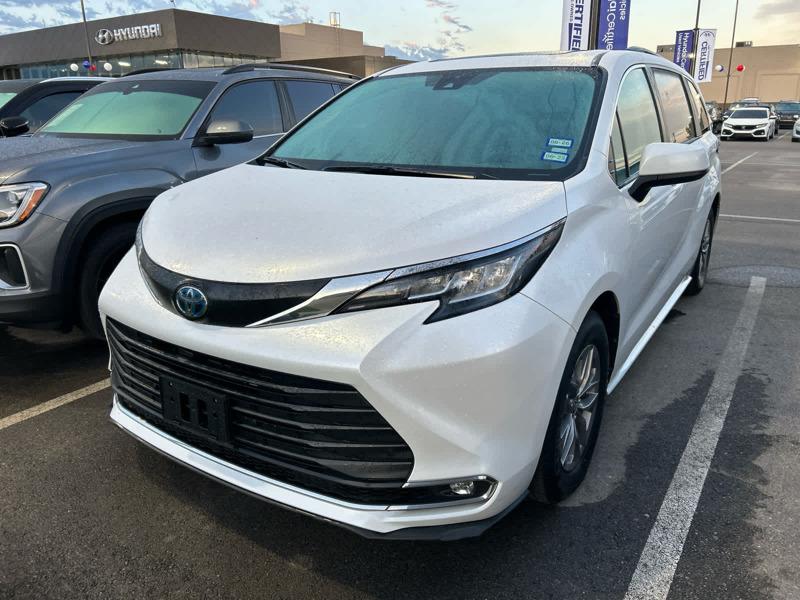 2023 Toyota Sienna XLE photo 4