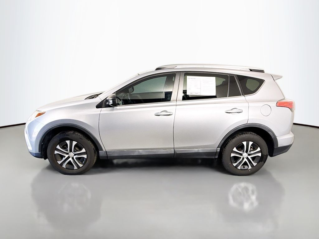 2016 Toyota RAV4 LE photo 4