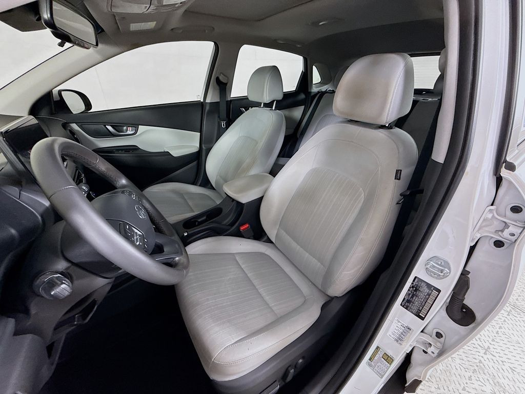 2023 Hyundai Kona SEL photo 2