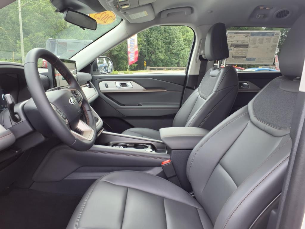 2025 Ford Explorer photo 2