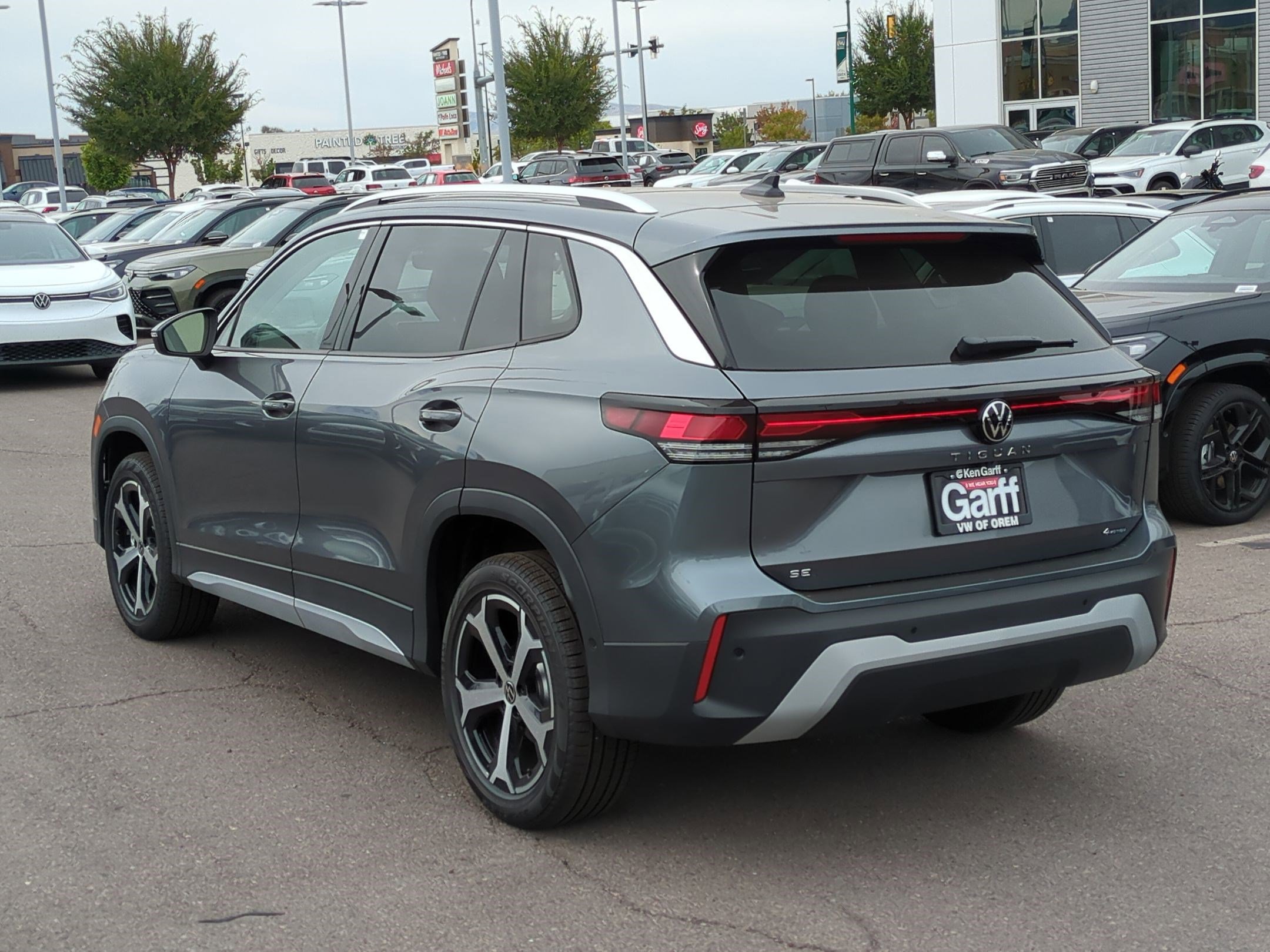 2025 Volkswagen Tiguan SE photo 4