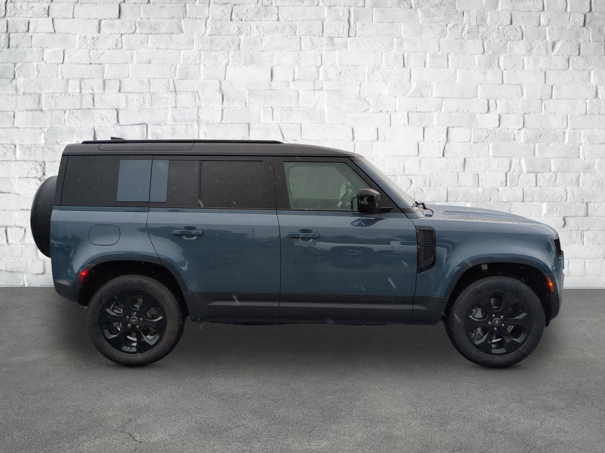 2025 Land Rover Defender 110 S photo 7