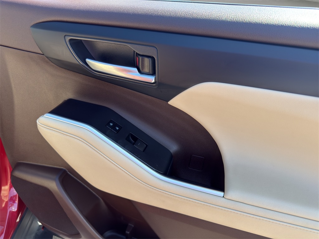 2022 Toyota Highlander XLE photo 17