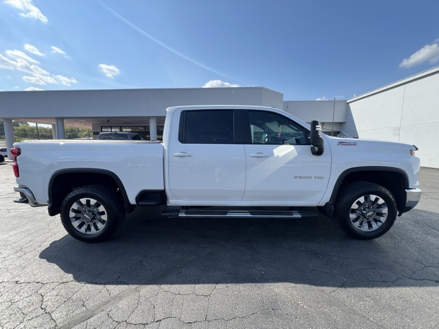 2024 Chevrolet Silverado 2500HD LT photo 2