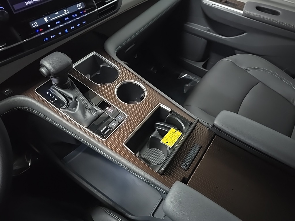2021 Toyota Sienna LE photo 25