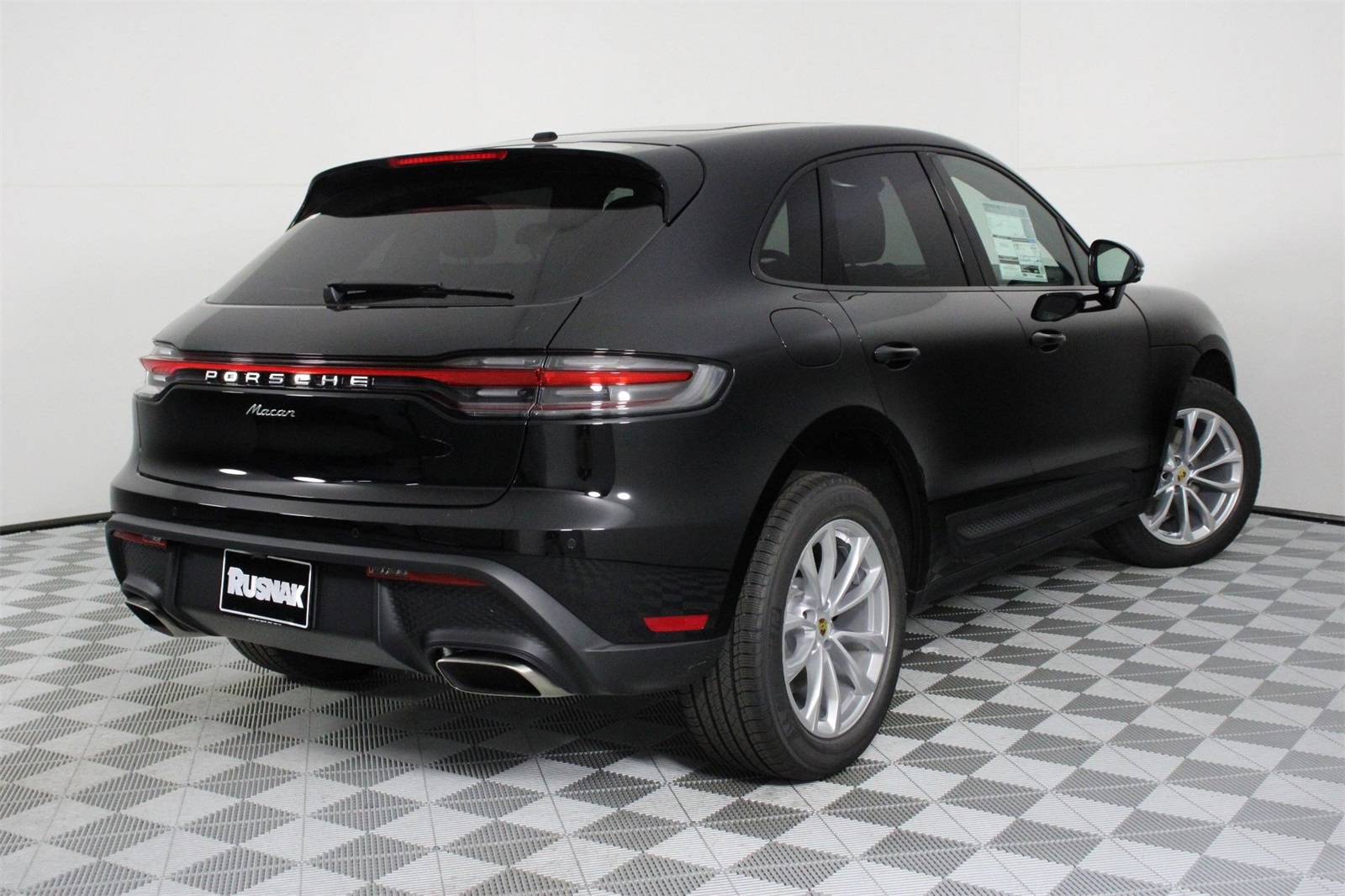 2026 Porsche Macan T photo 2